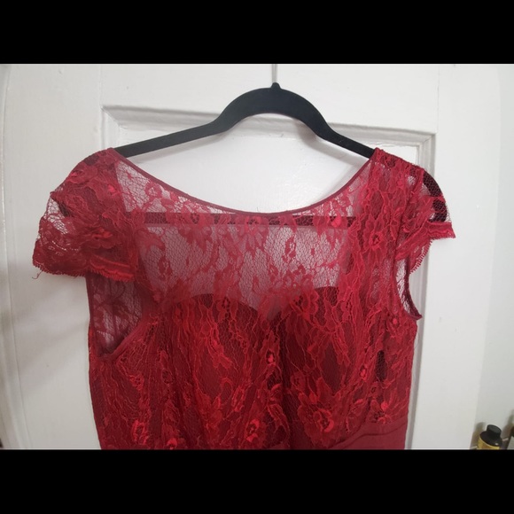 Beautiful Burgundy gown, never worn. - Picture 5 of 5